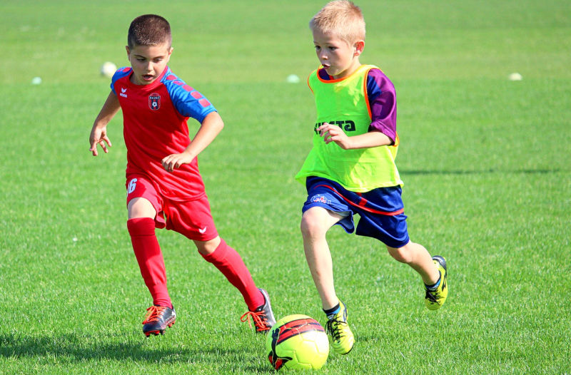 Bambini che giocano a calcio